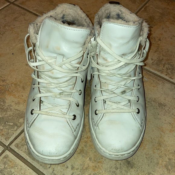 White UGG shoes - Picture 2 of 4